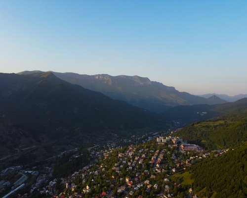 Panoramic view of a city located in a valley surrounded by high mountains